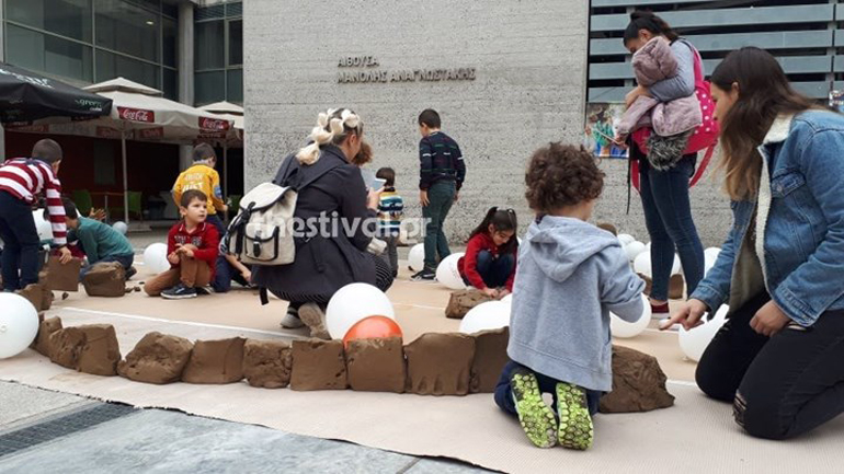 Θεσσαλονίκη: Μητέρες θήλασαν δημοσίως τα μωρά τους